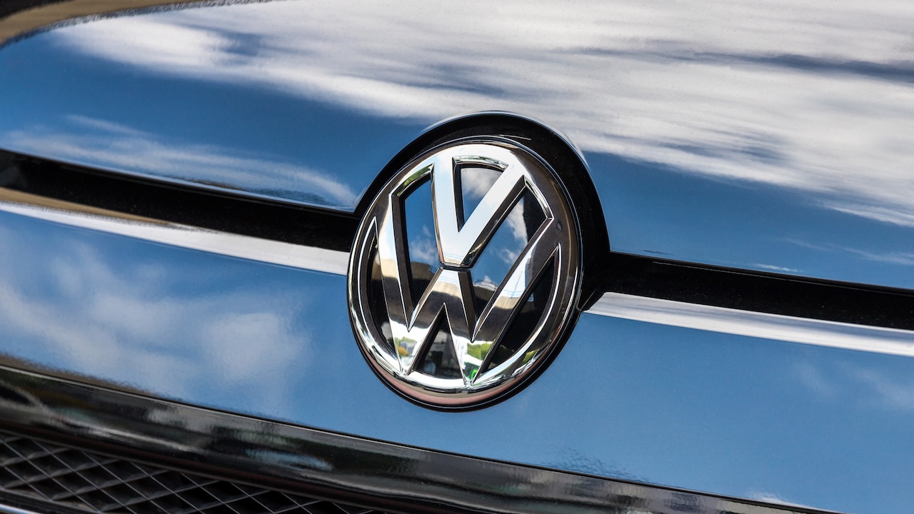 VW-Emblem auf Motorhaube