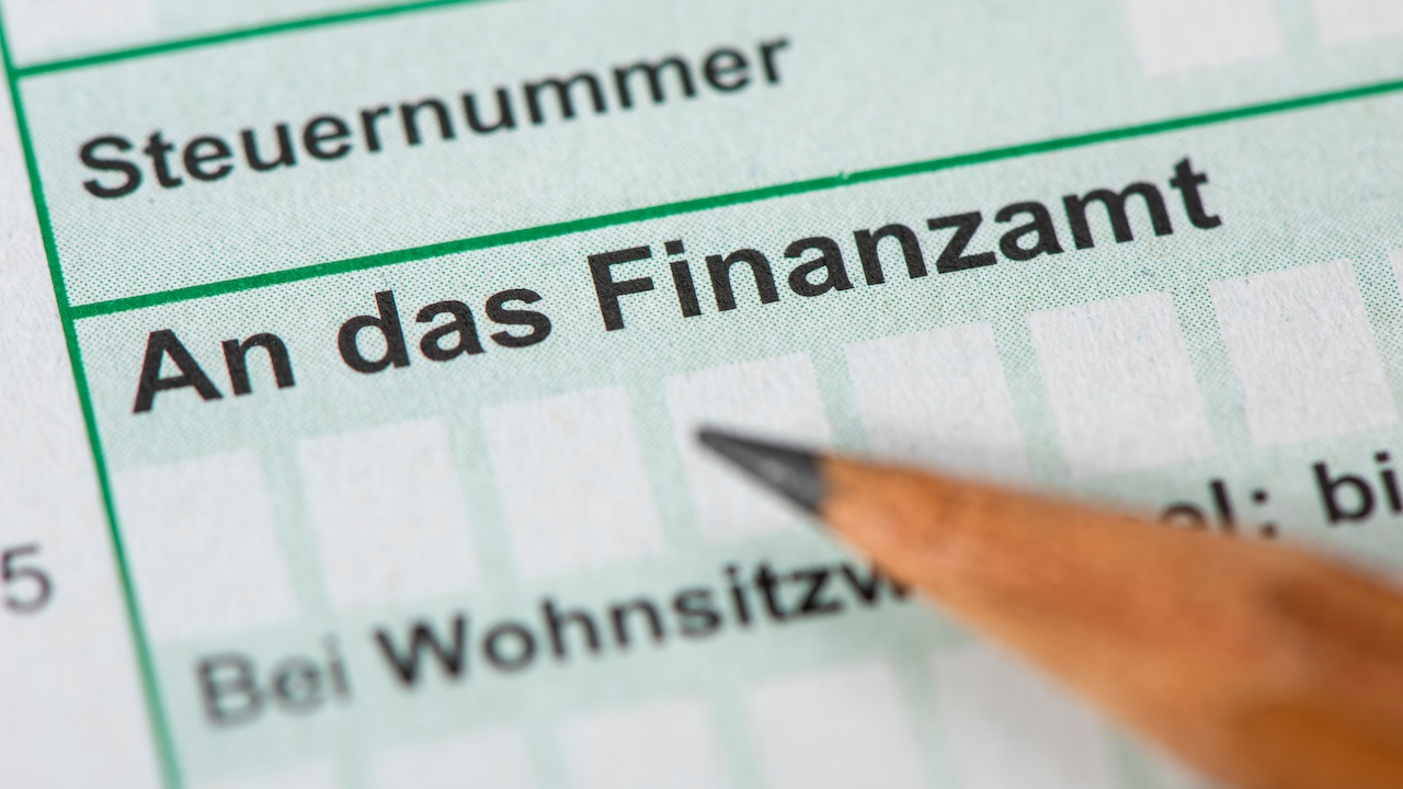 Bleistift beim Ausfüllen der Steuererklärung