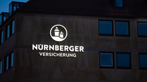 Logo der Nürnberger Versicherung an einem dunklen Gebäude