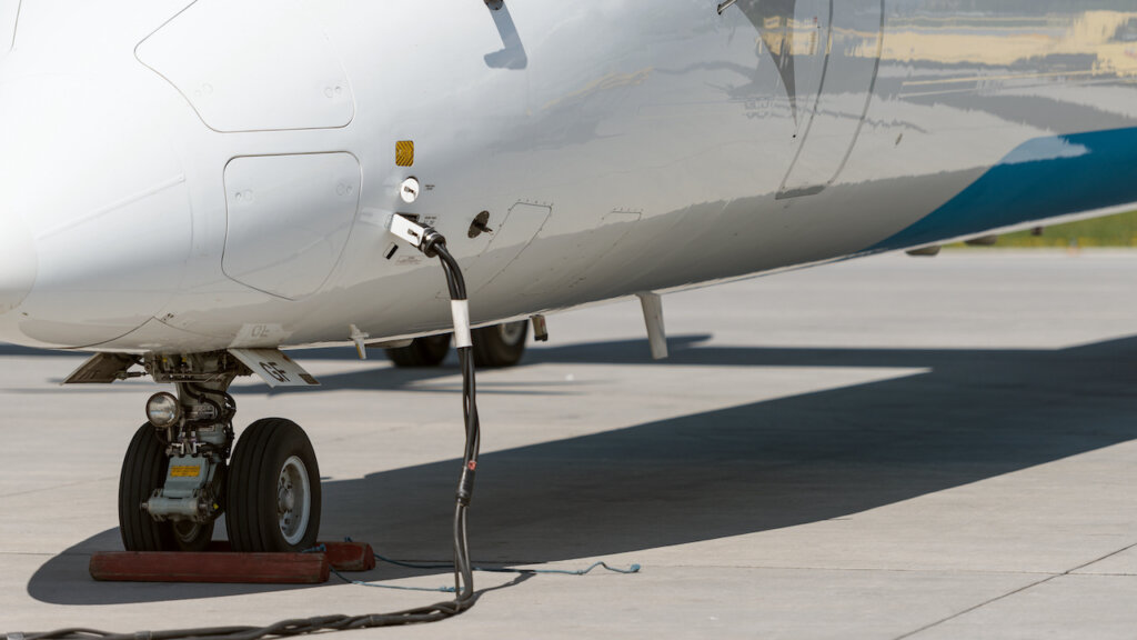 Flugzeug wird betankt