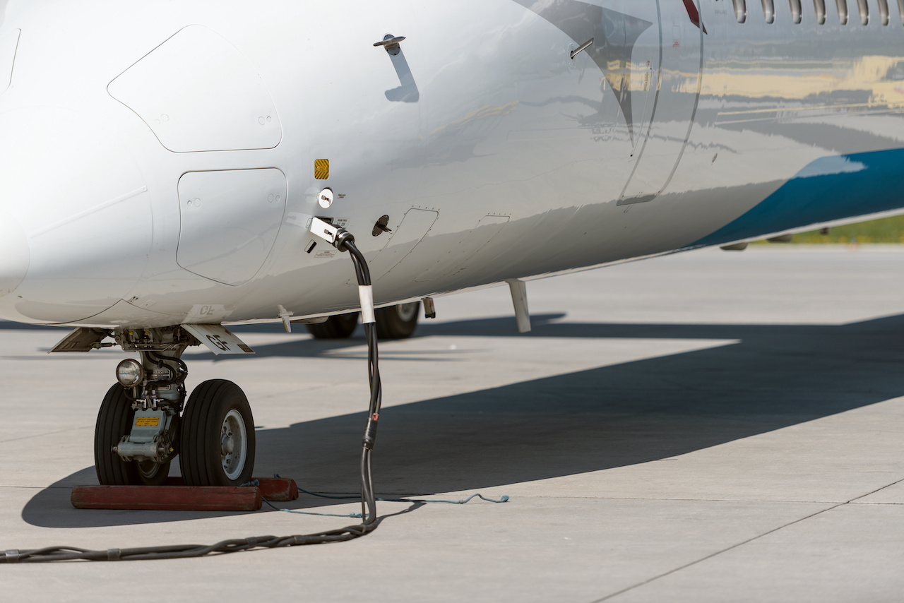 Flugzeug wird betankt