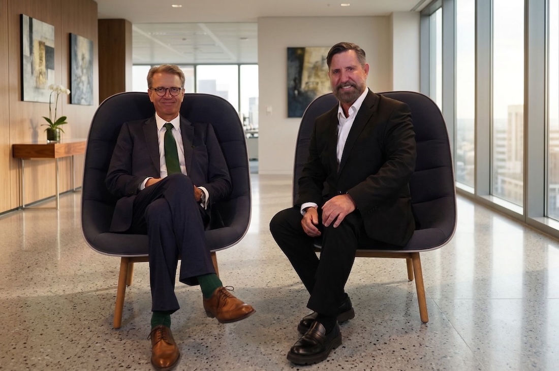 Martin Gräfer (l.), Vorstand der Bayerischen, und Uwe Mahrt, CEO von Pangaea Life,