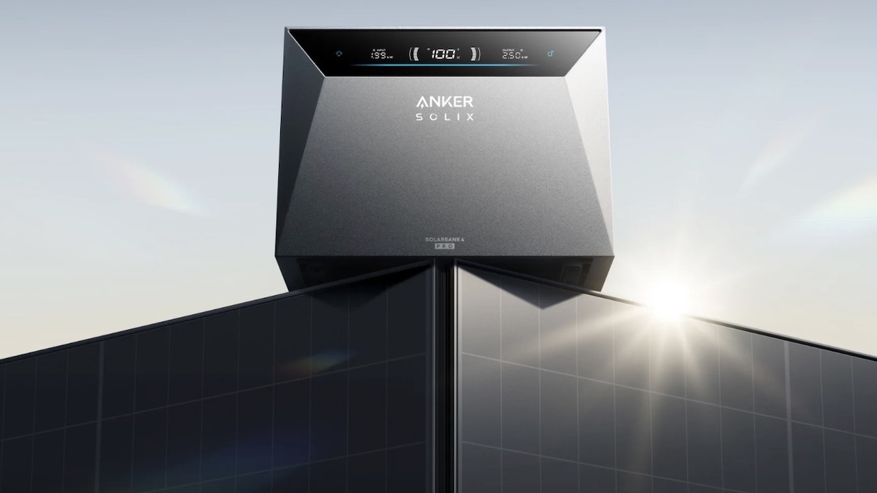 Anker Solix Solarbank steht auf Solarmodulen