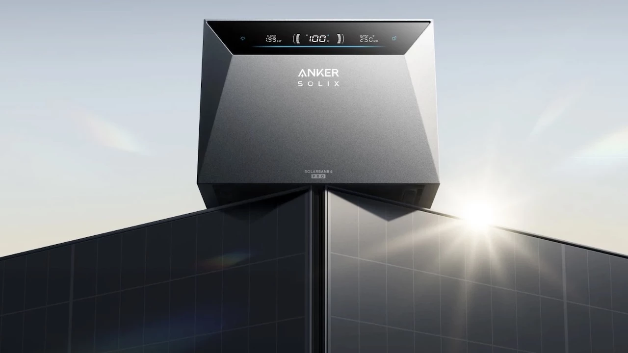 Anker Solix Solarbank steht auf Solarmodulen