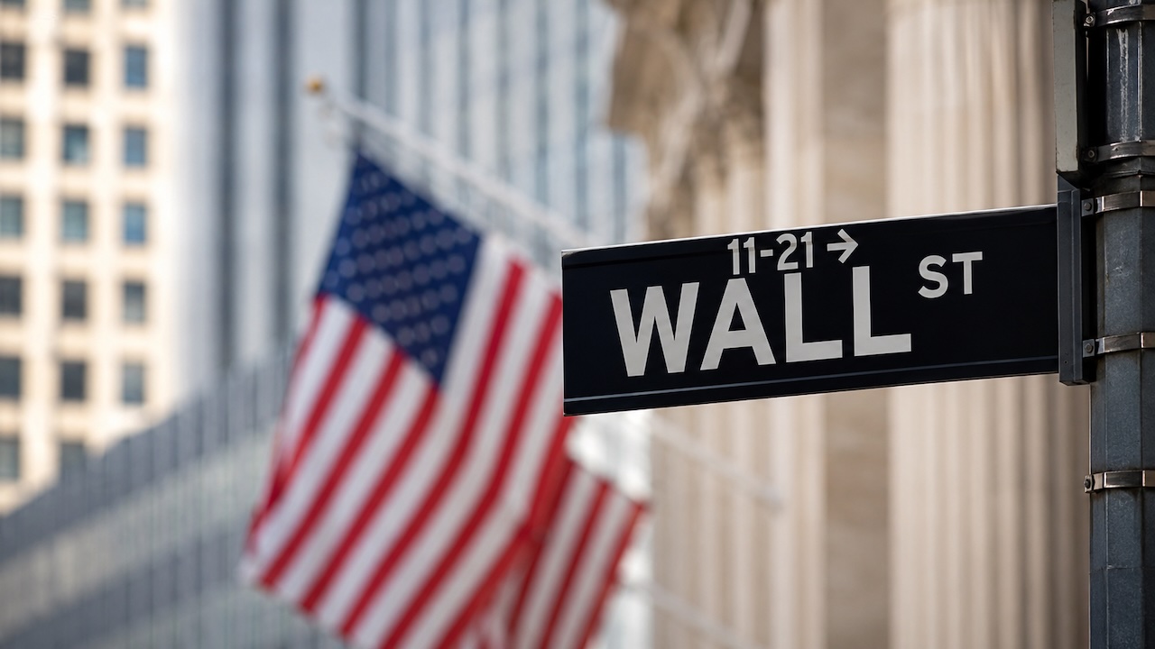Wall Street Straßenschild und US-Flagge im Hintergrund