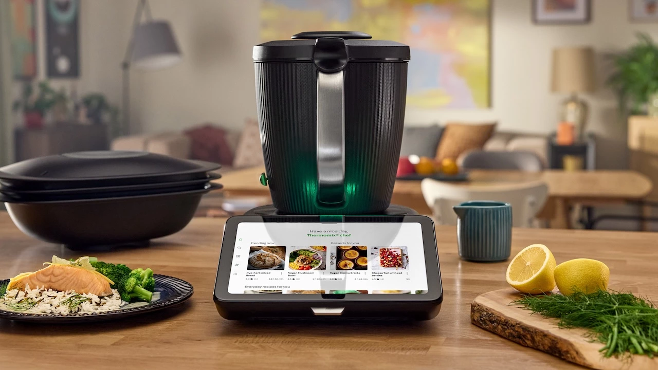 Thermomix 7 auf einem Tisch mit Lebensmitteln.