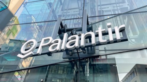 Palantir Technologies Logo auf einem Glasgebäude
