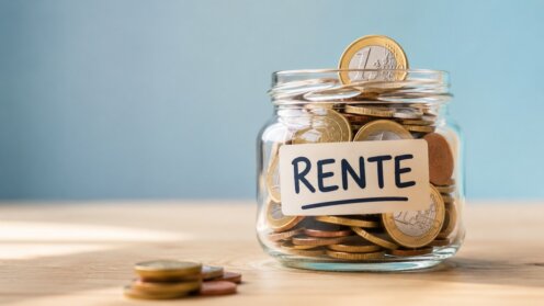 Glas mit Euromünzen und der Aufschrift „Rente“ symbolisiert höhere Rentenzahlungen und mögliche Nachzahlungen durch die Mütterrente III.