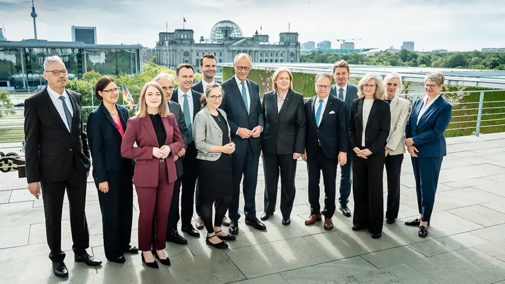 Bundeskanzler Friedrich Merz (M.) mit Bärbel Bas, Bundesministerin für Arbeit und Soziales (6.v.r.), und den Mitgliedern der Alterssicherungskommission (ASK) auf einer Terrasse im Bundeskanzleramt anlässlich der Übergabe eines Berichts der Kommission zur Reformen der Alterssicherung (6.v.l. Constanze Janda, Professorin für Sozialrecht und Verwaltungswissenschaft und Vorsitzende der Rentenkommission; 5.v.r. Jürgen Weise, ehemaliger Chef der Bundesagentur für Arbeit und Vorsitzender der Rentenkommission.