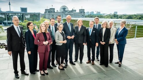 Bundeskanzler Friedrich Merz (M.) mit Bärbel Bas, Bundesministerin für Arbeit und Soziales (6.v.r.), und den Mitgliedern der Alterssicherungskommission (ASK) auf einer Terrasse im Bundeskanzleramt anlässlich der Übergabe eines Berichts der Kommission zur Reformen der Alterssicherung (6.v.l. Constanze Janda, Professorin für Sozialrecht und Verwaltungswissenschaft und Vorsitzende der Rentenkommission; 5.v.r. Jürgen Weise, ehemaliger Chef der Bundesagentur für Arbeit und Vorsitzender der Rentenkommission.