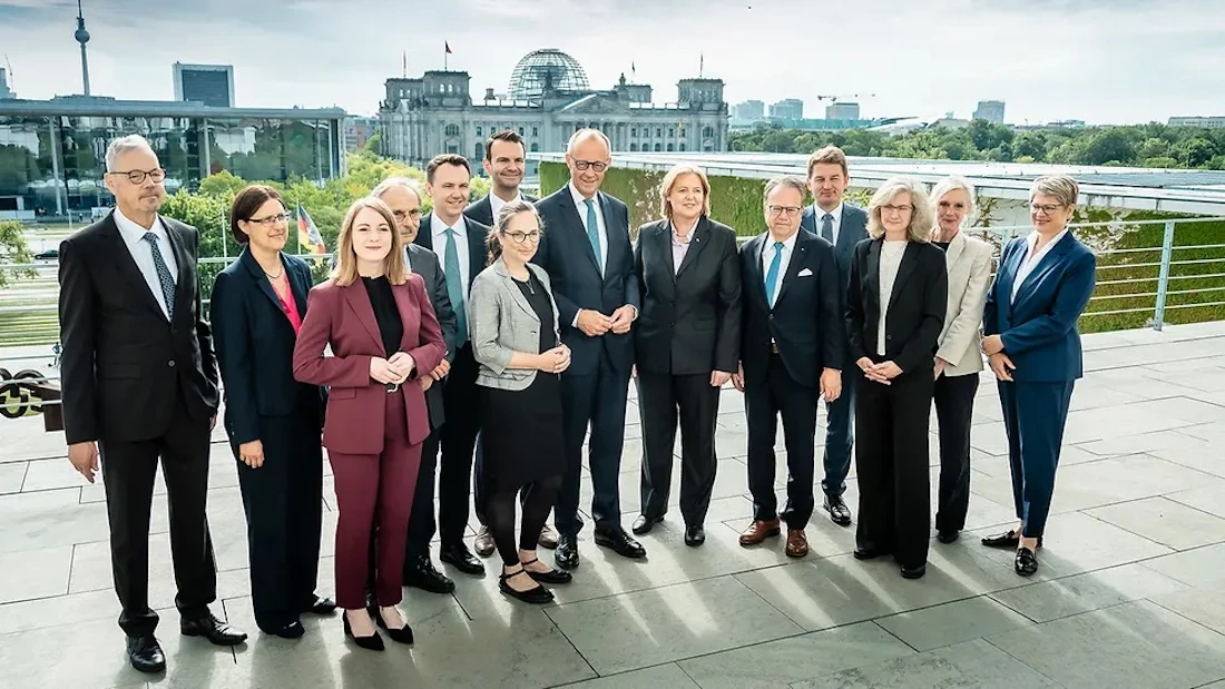 Bundeskanzler Friedrich Merz (M.) mit Bärbel Bas, Bundesministerin für Arbeit und Soziales (6.v.r.), und den Mitgliedern der Alterssicherungskommission (ASK) auf einer Terrasse im Bundeskanzleramt anlässlich der Übergabe eines Berichts der Kommission zur Reformen der Alterssicherung (6.v.l. Constanze Janda, Professorin für Sozialrecht und Verwaltungswissenschaft und Vorsitzende der Rentenkommission; 5.v.r. Jürgen Weise, ehemaliger Chef der Bundesagentur für Arbeit und Vorsitzender der Rentenkommission.