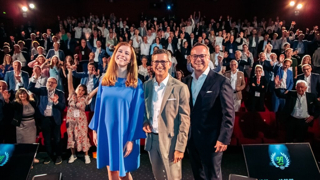 Dreiköpfiger AfW Vorstand mit Auditorium im Rücken