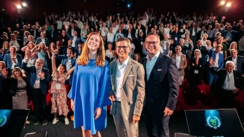 Dreiköpfiger AfW Vorstand mit Auditorium im Rücken