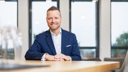 Christian Linnewedel an einem Konferenztisch
