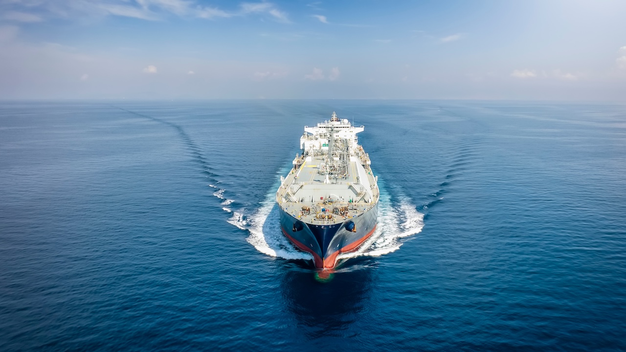 Ein großer Tanker fährt auf offener See frontal auf die Kamera zu.