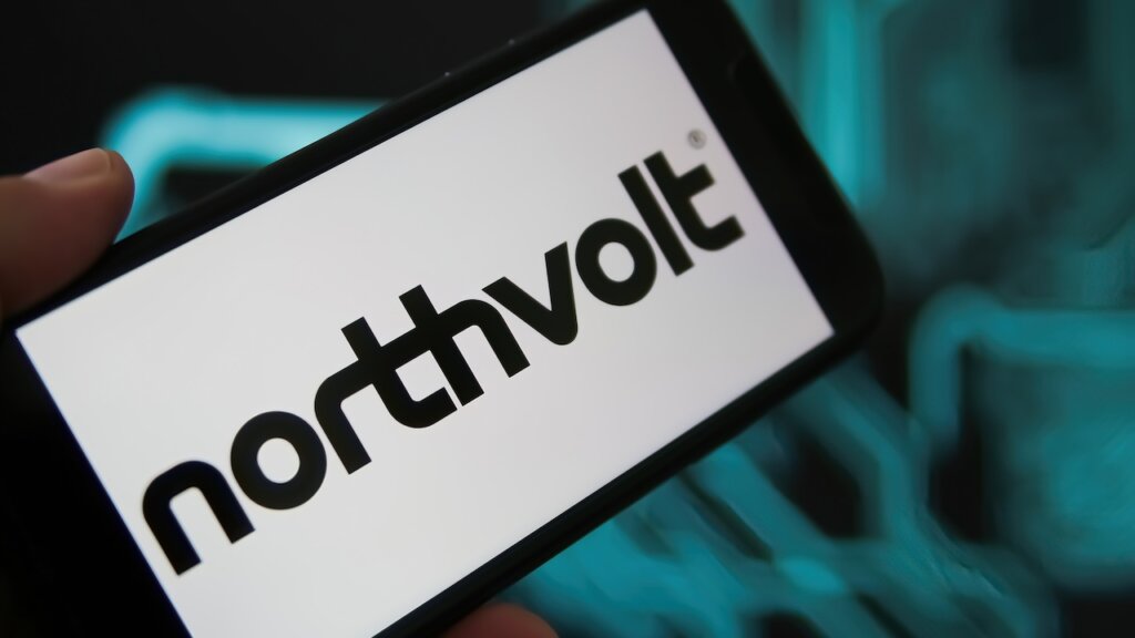 Smartphone mit Northvolt-Logo auf dem Display