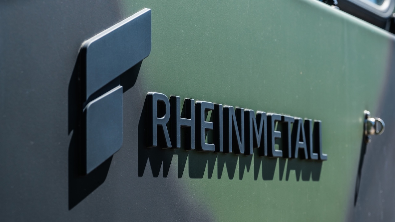 Rheinmetall-Logo auf Rüstungsfahrzeug
