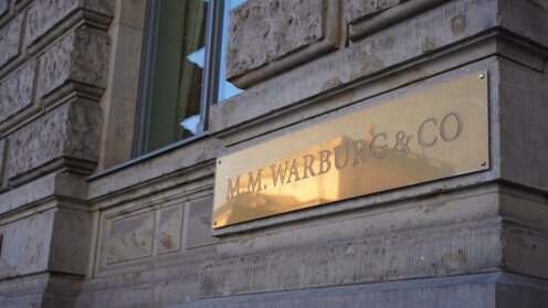 Schild von M.M. Warburg & Co. auf einer schönen Häuserfassade