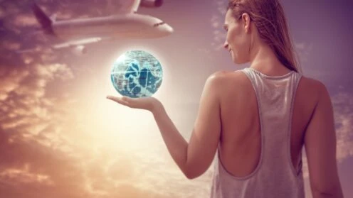 Frau hält Globus in der Hand