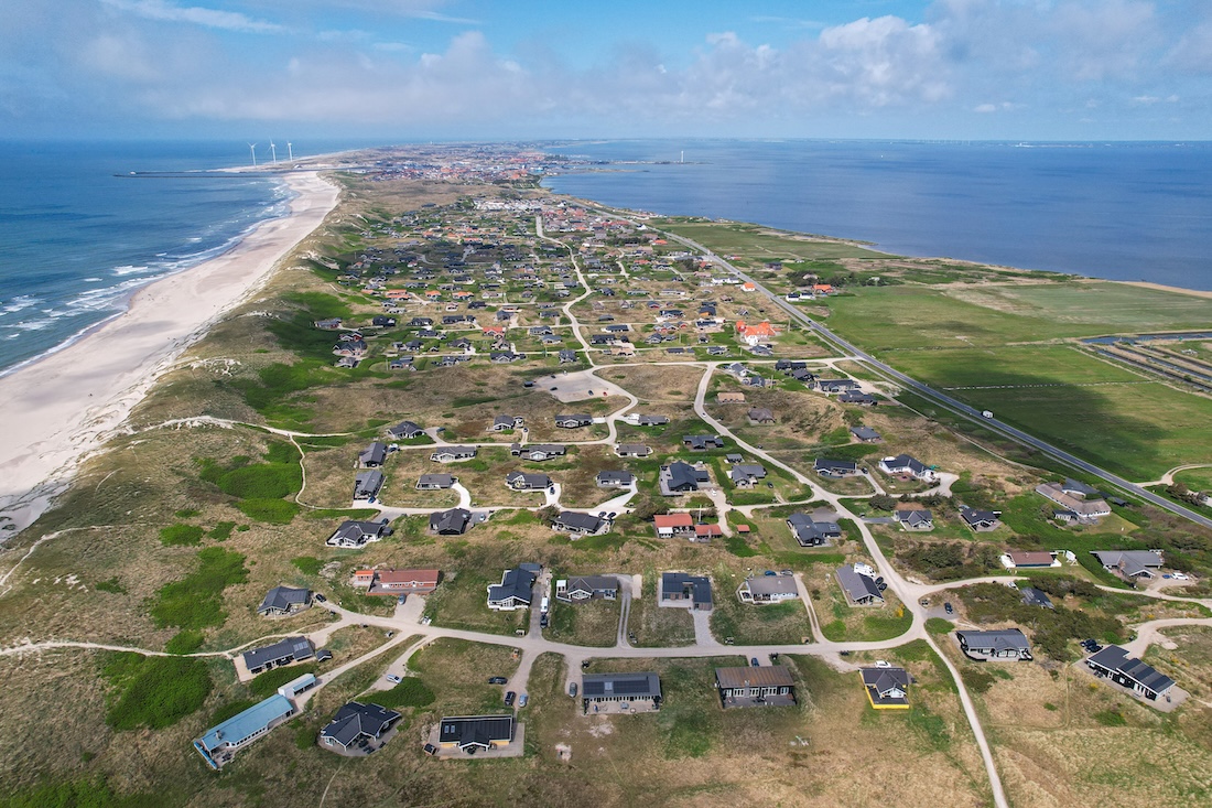 Luftaufnahme der Ferienhäuser (Strasse Mettes Bjerg) bei Hvide Sande mit Strand, Dünen und dem Ringkøbing Fjord an der Westküste