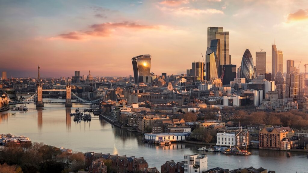 Die englische Hauptstadt London. Blick auf die Towerbridge und den Finanzdistrict.