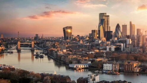 Die englische Hauptstadt London. Blick auf die Towerbridge und den Finanzdistrict.