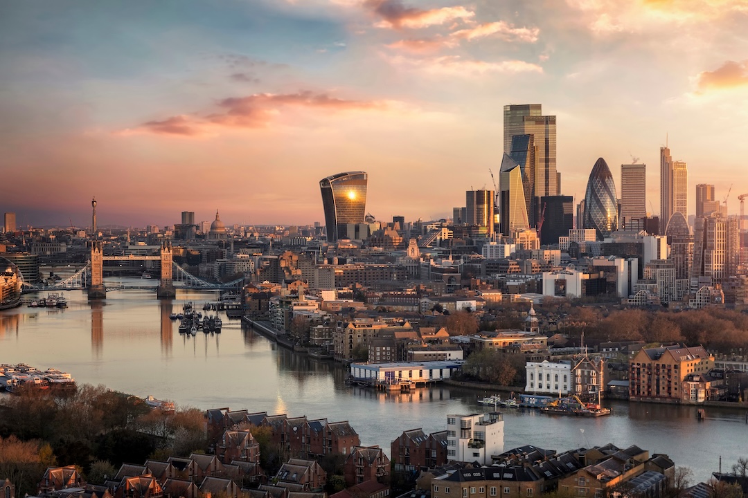 Die englische Hauptstadt London. Blick auf die Towerbridge und den Finanzdistrict.