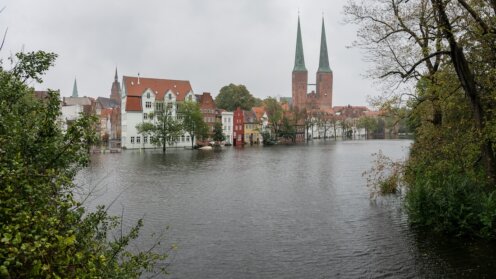 Hochwasser in der Altstadt von Lübeck, die Trave tritt über die Ufer, die historischen Häuser stehen im Wasser, gefährliche Wetterlage an der Ostsee, Deutschland,