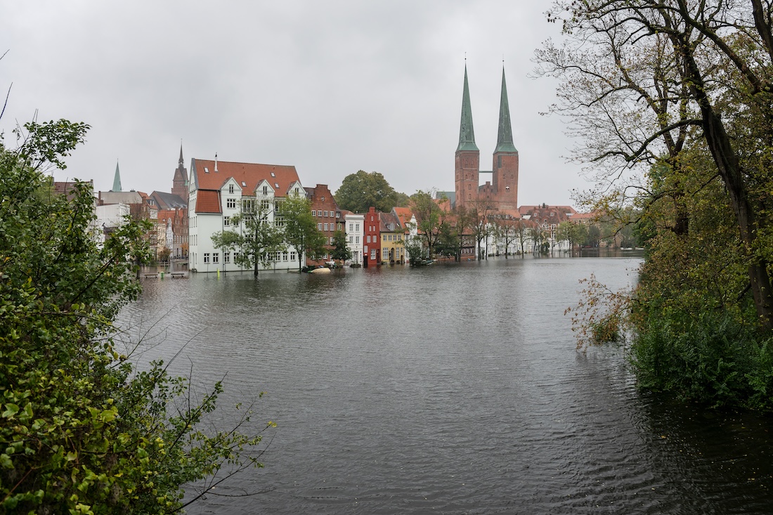 Hochwasser in der Altstadt von Lübeck, die Trave tritt über die Ufer, die historischen Häuser stehen im Wasser, gefährliche Wetterlage an der Ostsee, Deutschland,