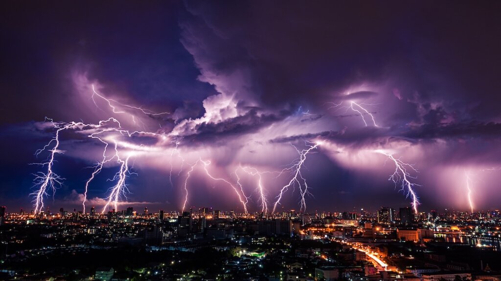Blitze am Horizont: Ein Gewitter über einer Großstadt