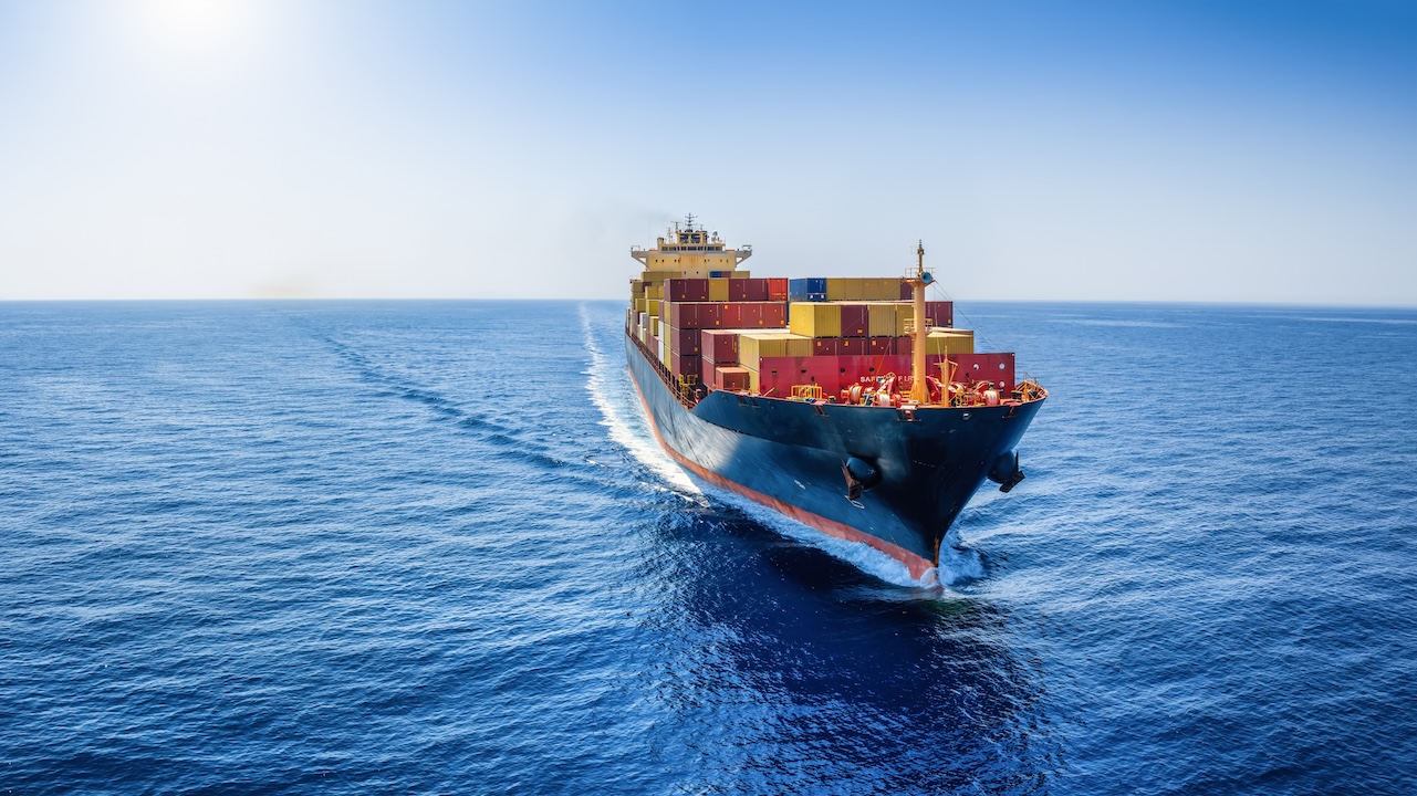 Containerschiff auf einem flachen Meer