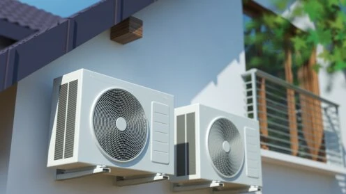 Zwei Klimaanlagen-Außeneinheiten an einer Hauswand