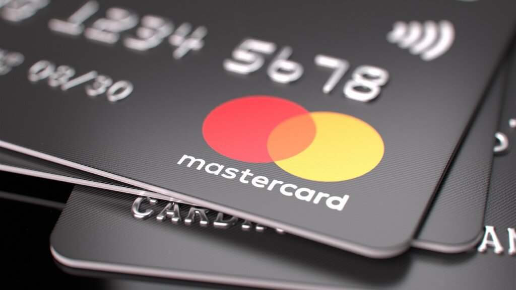 Mehrere Mastercard-Kreditkarten liegen übereinander.