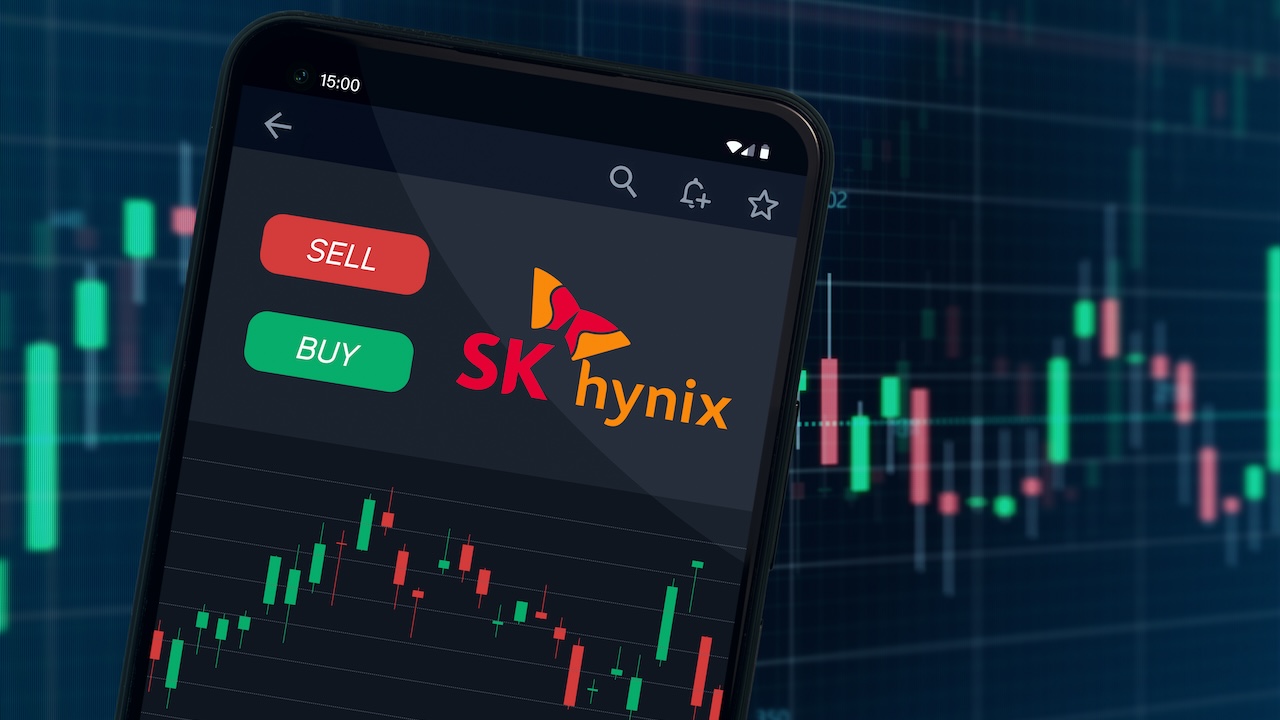Smartphone mit SK Hynix-Logo sowie Kauf- und Verkaufsschaltflächen vor einem Hintergrund mit Börsencharts als Symbol für die Kursreaktion auf die Quartalszahlen.