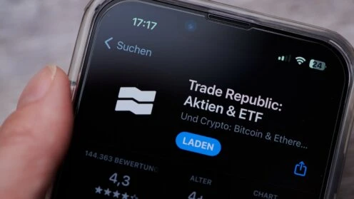 Smarthone mit der App Trade Republic und Laden-Button auf dem Bildschirm