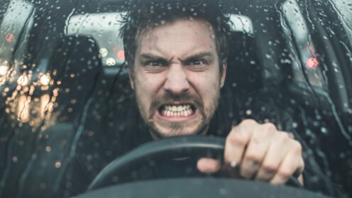 Wütender Mann am Steuer eines Autos