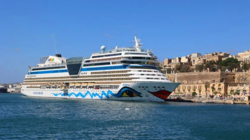 Kreuzfahrten boomen. Hier die AidaBlu im Hafen von La Valetta, Zypern.