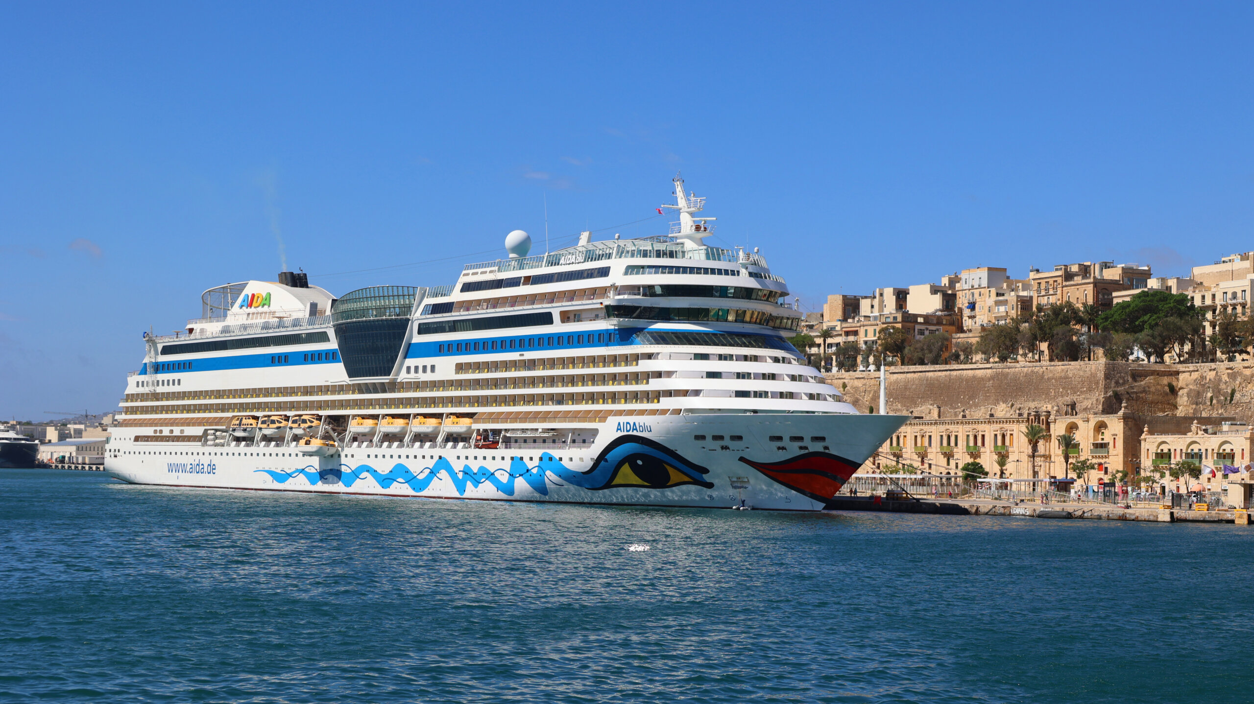 Kreuzfahrten boomen. Hier die AidaBlu im Hafen von La Valetta, Zypern.