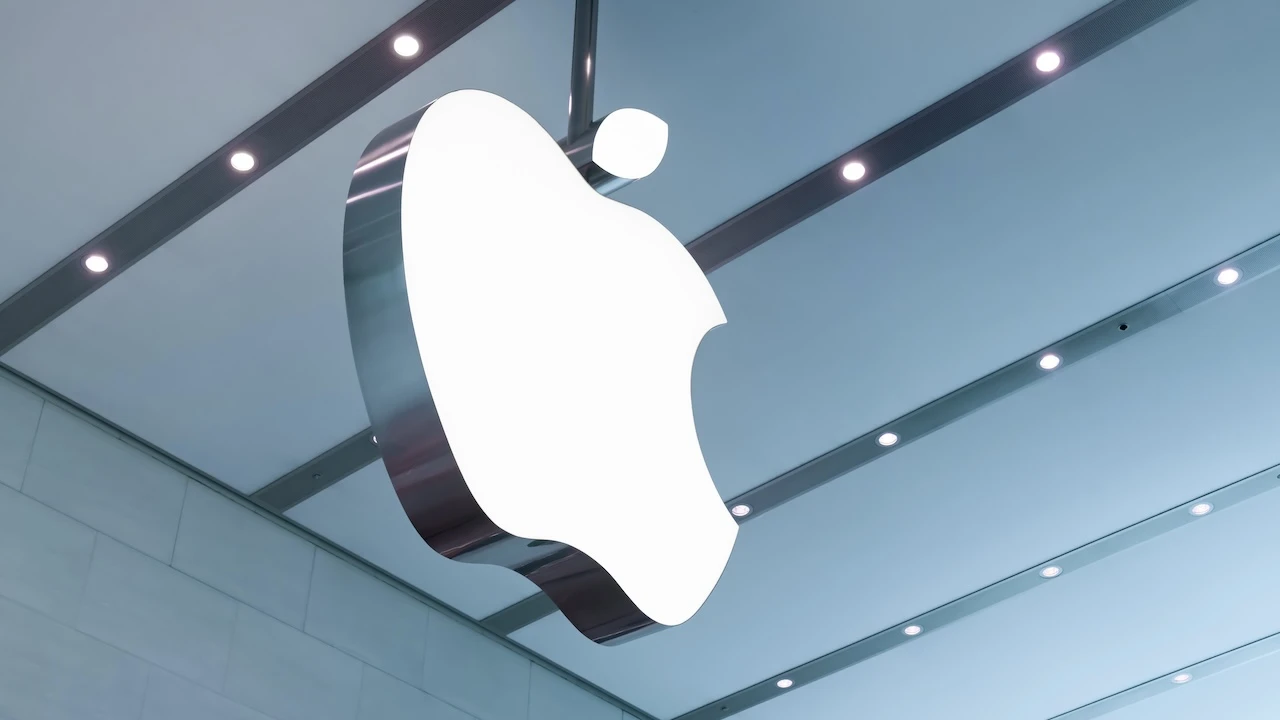 Beleuchtetes Apple-Logo in einem Apple Store
