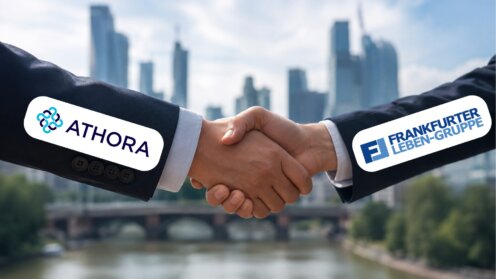 Handschlag vor der Skyline Frankfurts. Auf den Armen befinden sich das Athora und das Frankfurter Leben-Logo.