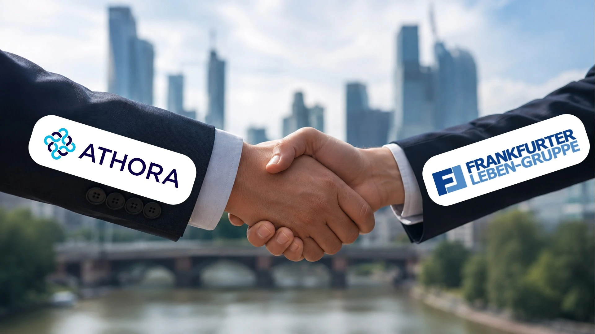 Handschlag vor der Skyline Frankfurts. Auf den Armen befinden sich das Athora und das Frankfurter Leben-Logo.