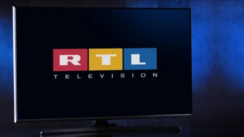 Bildschirm mit RTL-Logo vor dunklem Hintergrund