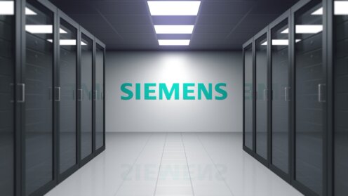Siemens-Logo an einer Wand in einem Server-Raum.