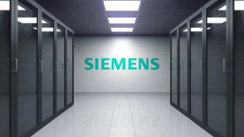 Siemens-Logo an einer Wand in einem Server-Raum.
