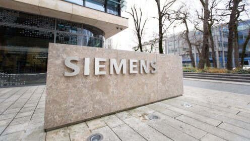 Siemens-Logo vor dem Hauptgebäude