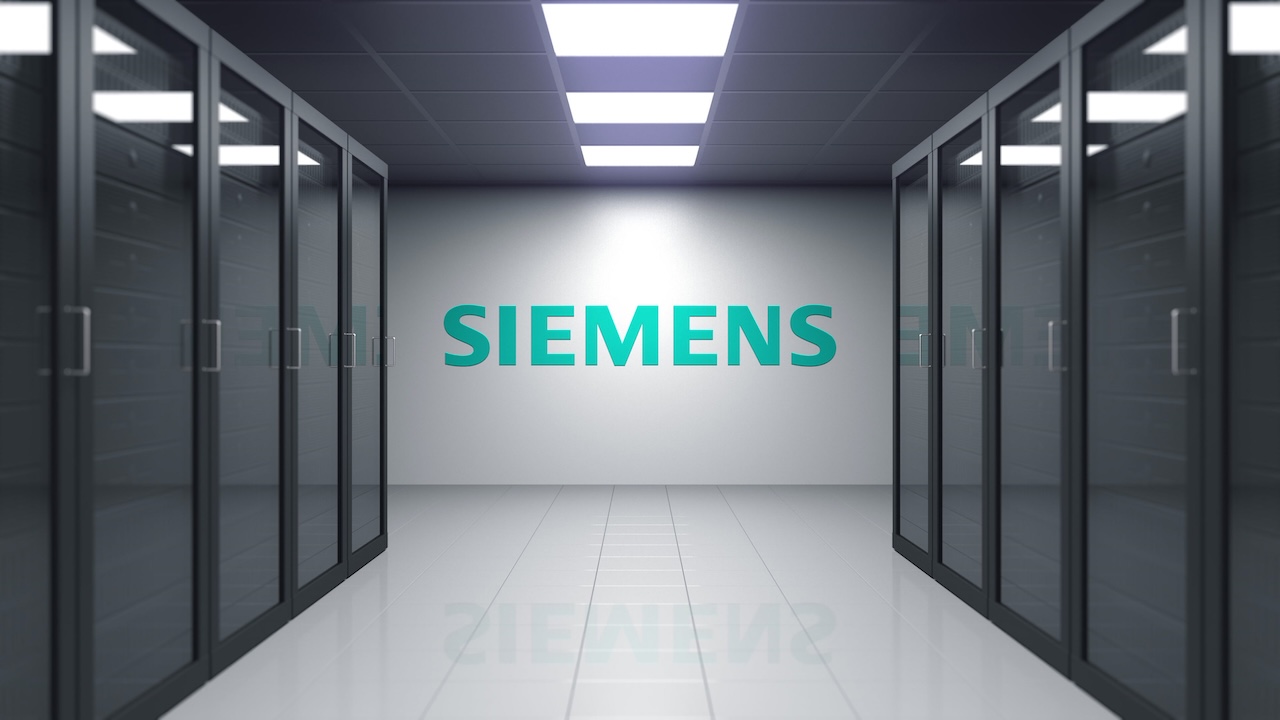 Siemens-Logo an einer Wand in einem Server-Raum.