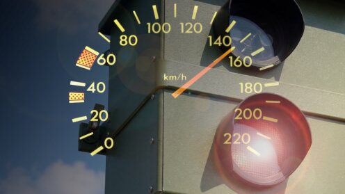 Eine Radarfalle: Blitzer und Tacho in einem Auto, der zu hohe Geschwindigkeit anzeigt