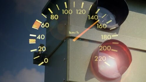 Eine Radarfalle: Blitzer und Tacho in einem Auto, der zu hohe Geschwindigkeit anzeigt