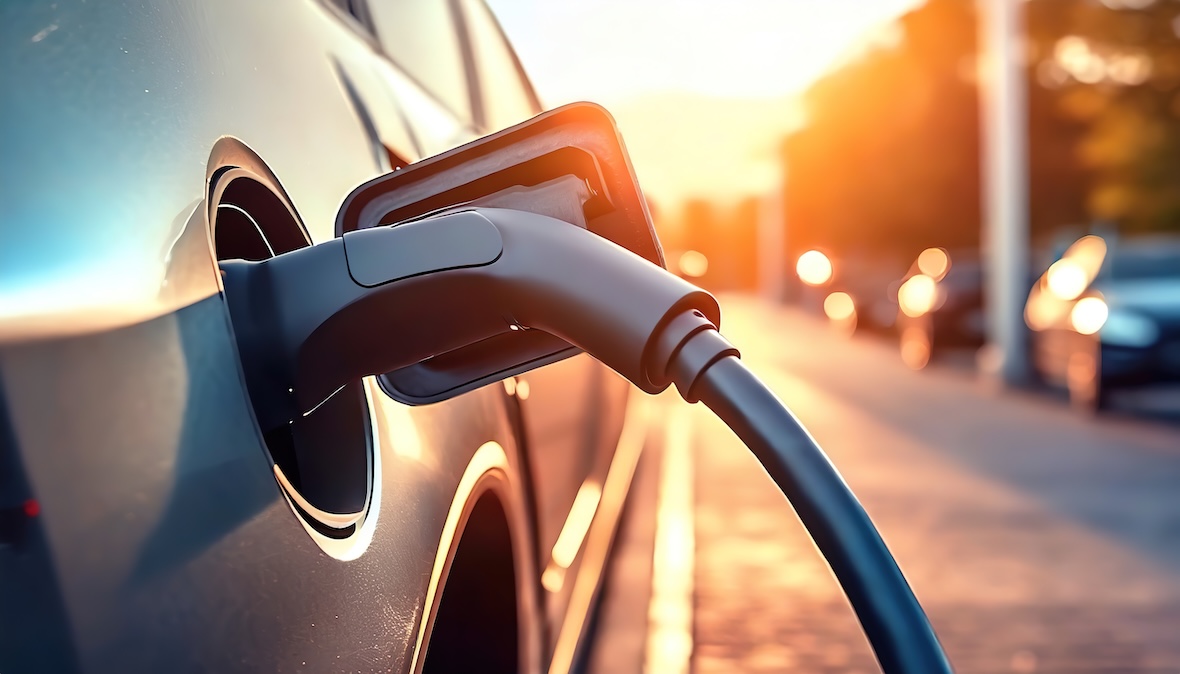 Ein Elektroauto mit einem Ladekabel;