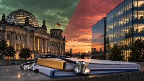 Symbolische Gebäude-Montage: Reichstag und eine Versicherungs-Bürofassade, dazwischen ein Stethoskop auf Vertragsordnern